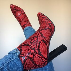 Beautiful and fashion red snake booties